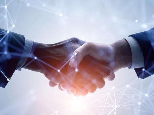 Mitarbeitende halten